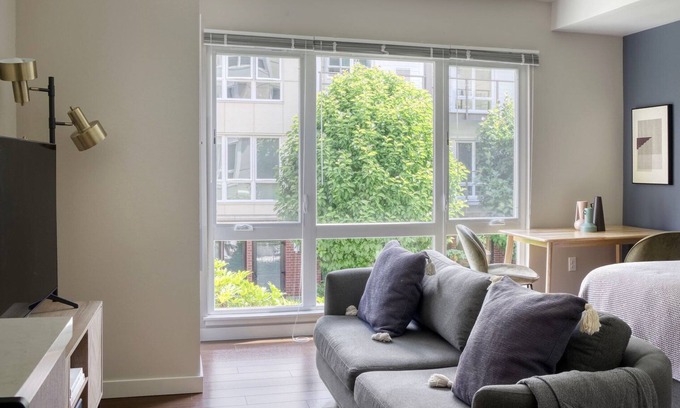 West Bellevue Apartment | Terrific Bellevue Studio w/Theater & Overlook, nr Bars, by Blueground