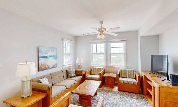 Buxton House | Terrific townhouse w/pool access, private W/D, central AC, and ocean view