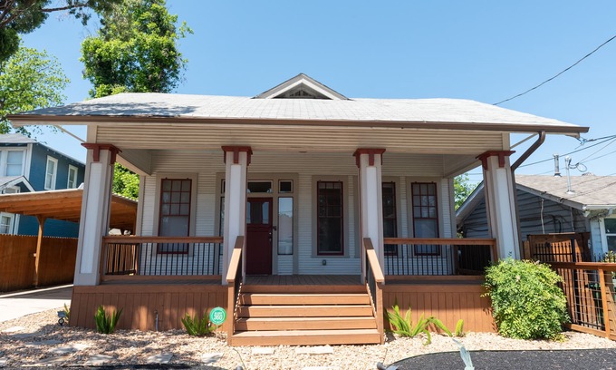 Eastside Promise Neighborhood House | ★Tesla House w/Hot-Tub 3br/3bath 5min to Downtown