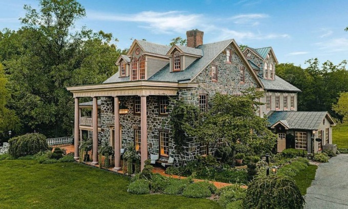 Elizabethtown House | Thaddeus Steven Suite | Moonstone Manor B&B