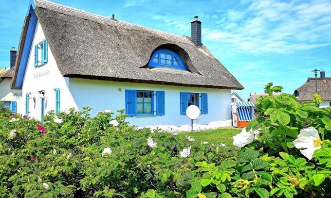 Glowe House | Thatched house by the sea Cliff Königshörn