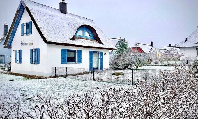 Glowe House | Thatched house by the sea Störtebeker