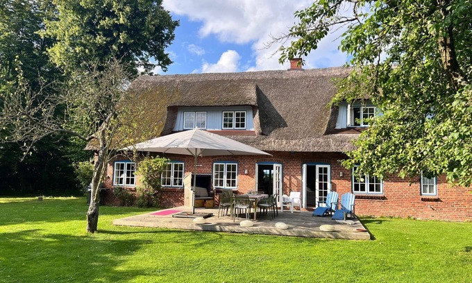 Giekau House | Thatched-roof cottage Ölböhm with large garden on Lake Selent - a paradise for families