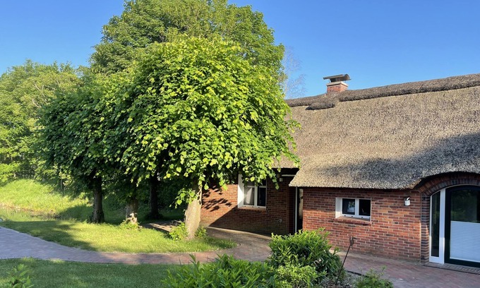 Sudbrookmerland House | Thatched roof East Frisian house in a quiet location in East Frisia for up to 7 people