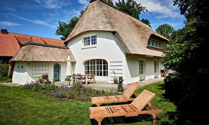 Klein Hansdorf House | Thatched-roof villa with a view of nature - 160m² of pure relaxation - sauna - g