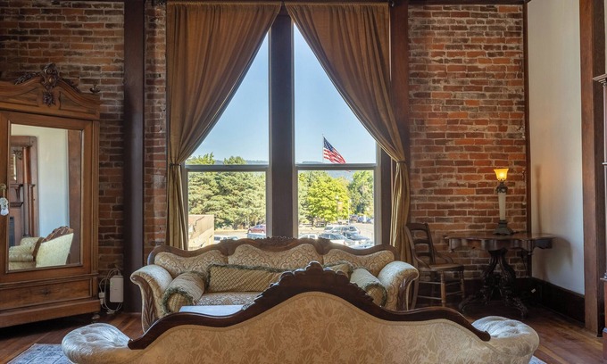 Newberg Apartment | The 1888 Building - Historic 1-Bedroom Loft Experience in Downtown Newberg