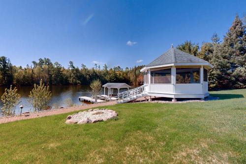 Eagle River House | The 19th Hole Lakeside