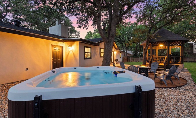 Fredericksburg House | The 309 Retreat - Hot Tub & Fire Pit!