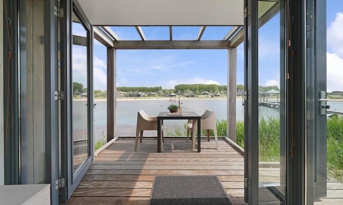 Ouddorp Hotel | The 4-person Studio consists of two 2-person studios, connected on the ground floor with an adjoining door, Featuring terraces with views of both the landside and the water.