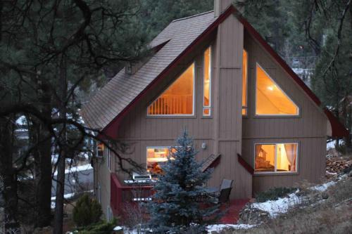 Kachina Village House | The A on Red Field, Hot Tub, Tesla Charger, A/C