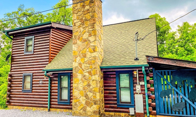 Sevierville Cabin | The Adaha Cabin rustic&cozy at Douglas Lake