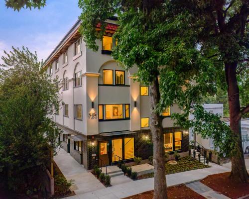 Kerns House | The Adelynn - Modern 2BR House in Central Portland