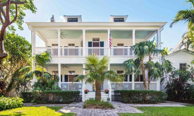 Bahama Village House | *THE ADMIRAL'S ESTATE* Grand Home & Pool + LAST KEY SERVICES.