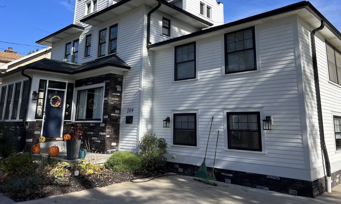 Hamburg House | The Alamo! Historic Sears & Roebuck Showcase 4 bed 2-½ Bath with Jacuzzi