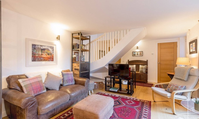New Town House | The Albany Lane Residence is a stylish 2 bedroom modern mews with the original dating 1810