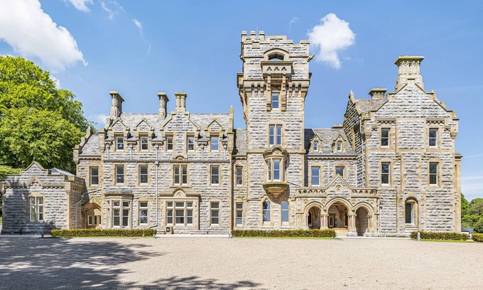 Newland Near Ulverston Cottage | THE ALFRED SUITE STONE CROSS MANSION, family friendly in Ulverston