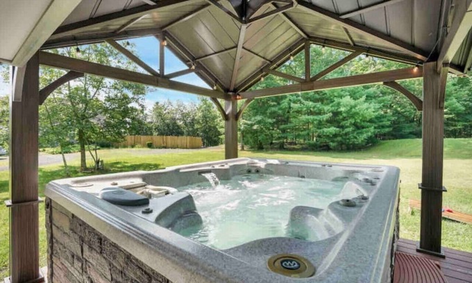 East Stroudsburg House | The Alpine House Retreat w/hot tub & play rooms