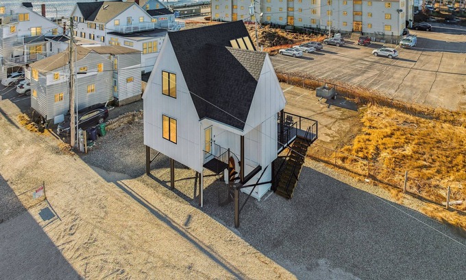 Hampton House | "The Anchor" | Sunset Views | Deck | Walk to Beach