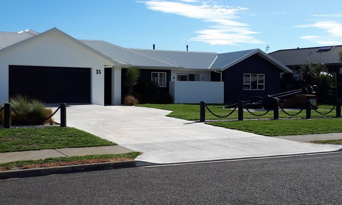 Waitarere Beach House | THE ANCHORAGE - MODERN BED AND BREAKFAST