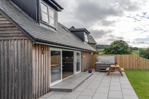 Aberfeldy Villa | The Annexe, Luxury Property with Hot Tub at Pitilie Pods