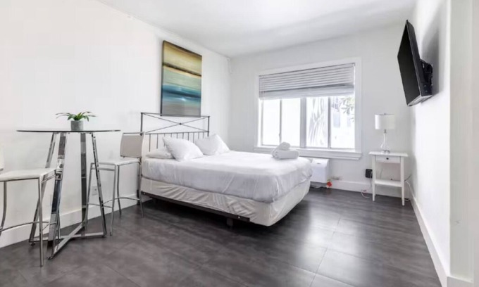 Mid Beach Apartment | The Art Deco Escape- BEACH STEPS AWAY