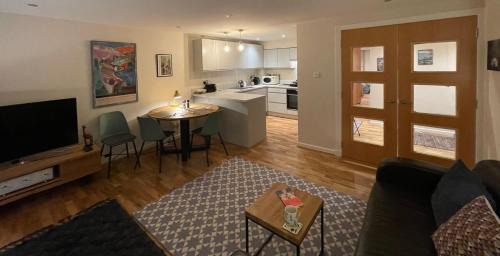 Kelvinbridge House | The Art Flat Woodlands