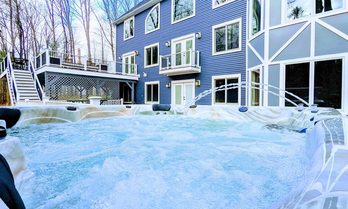 Stillwater House | The Athena hideaway - hottub, firepit, lake & racetrack