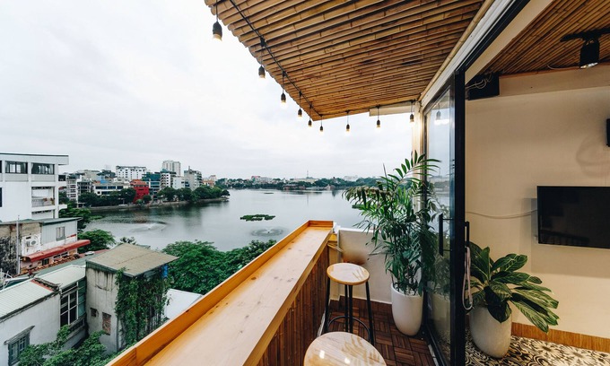 Truc Bach Hotel | The Autumn Homestay-LAKE VIEW room, with balcony, next to the WEST LAKE