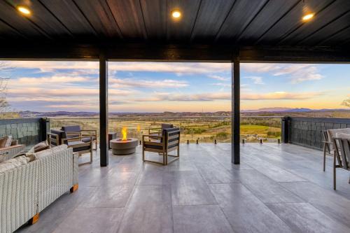 Sevierville House | The Back Nine Retreat by AvantStay Private Golf Sim, Firepit & Mountain Views Near Dollywood