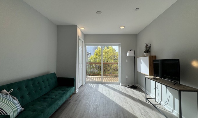North Philadelphia West Apartment | The Balcony At Brewerytown Philly Philadelphia 1BR/1Bath HVAC,HDTV W/D INUNIT