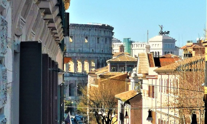 Celio Apartment | THE BALCONY AT THE COLOSSEUM: 2 BEDROOMS AND 2 BATHROOMS