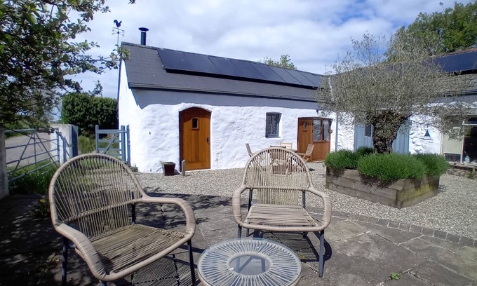 Pembroke House | The Barn, Square Island. Peaceful and pet friendly.