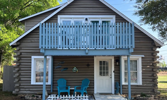 Gulf Breeze Cabin | The Beach Cabin - 15 minutes from Navarre/Pensacola Beach Public Access!