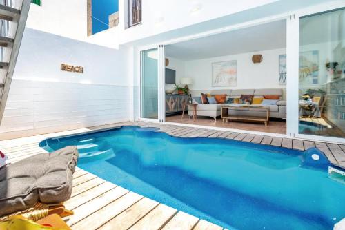 Costa Teguise House | The Beach House - Central location - Private Plunge Pool - Roof Terrace - 100m to Beach