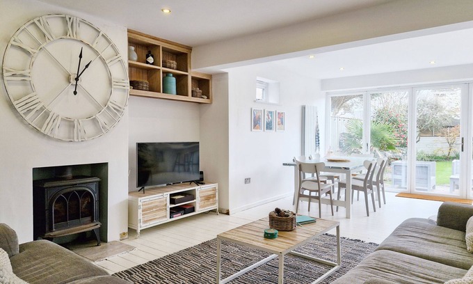 East Wittering Cottage | The Beach House - Wittering - a bungalow that sleeps 6 guests in 3 bedrooms