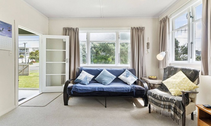 Waikanae Cottage | The Beach House - Kapiti Coast Holiday Home