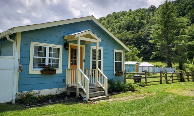 Vilas Cottage | The Bean Cottage. Less than five miles to downtown Boone. Easy access.