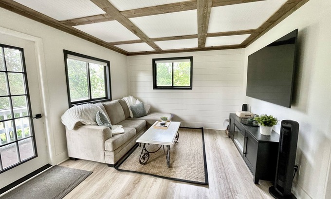 Frankfort House | THE BEAR - Frankfort - NEW! 3 min. to Frankfort