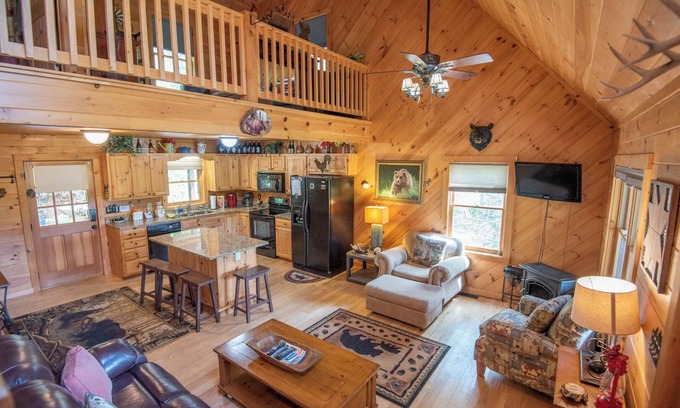 West Jefferson Cabin | The Bear Hideout Log Cabin - Mountain Views - Minutes to West Jefferson - Bumper Pool Table
