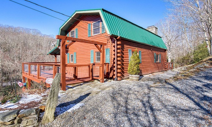 Maggie Valley House | The Bear's Cave | Pet-Friendly Log Home with Mountain Views and Hot Tub