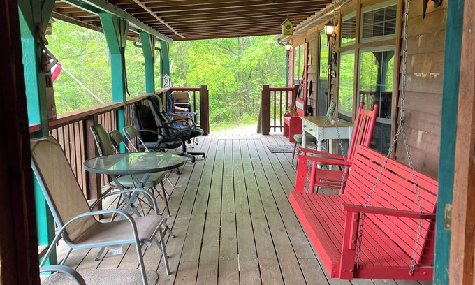 Newport Cabin | The Bears Den is a quiet cabin 30 miles from Gatlinburg and Pigeon Forge, TN.