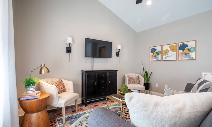 Oxford House | The Bee, Cozy 1BR Studio by Velvet Ditch Villas