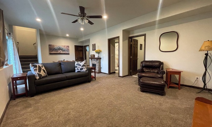Florissant House | The Beez Kneez Cozy 1-bedroom with WiFi, AC in peaceful Florissant