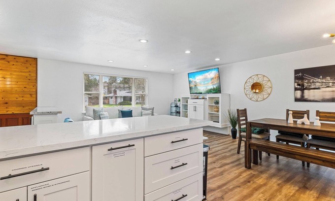 Fairwood House | The Benson - Cozy Modern 4bd by Airport & DT