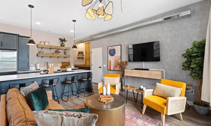 Fifth Ward Apartment | The Bentley Condotel in Historic Walker’s Point w/ Garage + Yard