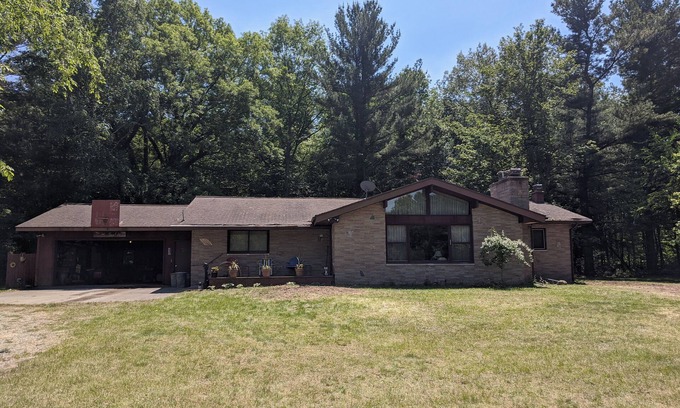 Silver Lake House | The Best of Both Worlds – 3 bedroom house with Lake Access Without the Crowds