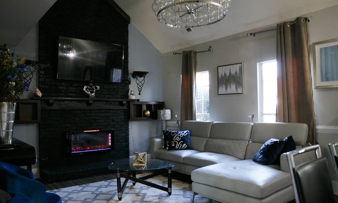 Oak Forest House | The Black and White House