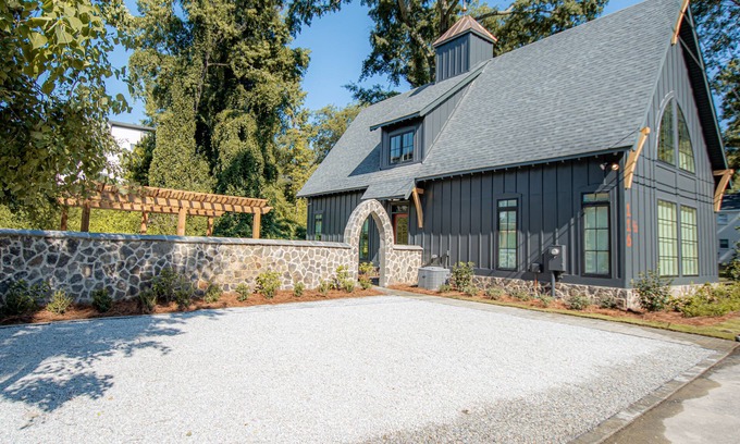Auburn House | The Black Barn, 3 BR/3 BA House! Easy walking Distance To Everything!