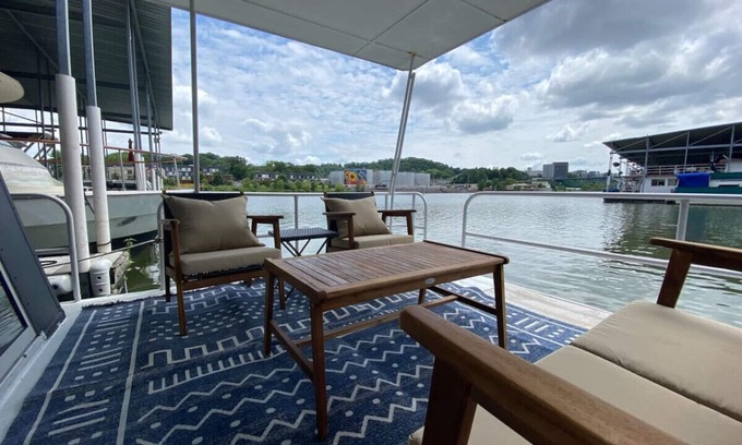 Downtown Knoxville Boat Rental | The Black Dog. Houseboat In DT Knox