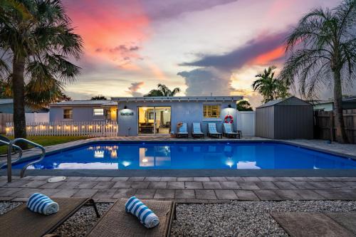 Jupiter House | The Blue Bungalow - Fire Pit - Pool - Bbq
